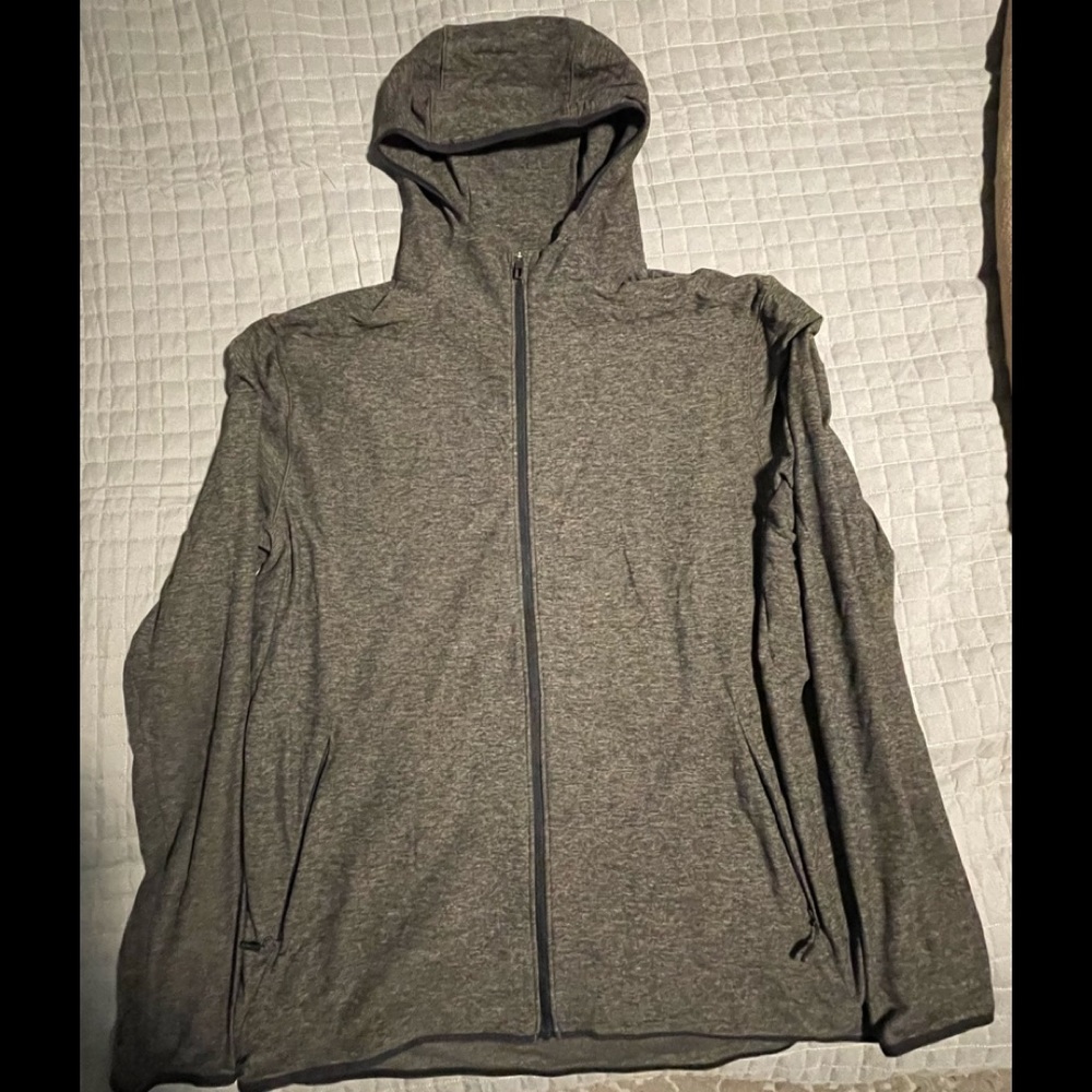 Lululemon surge warm full zip (large) in a heather black/green